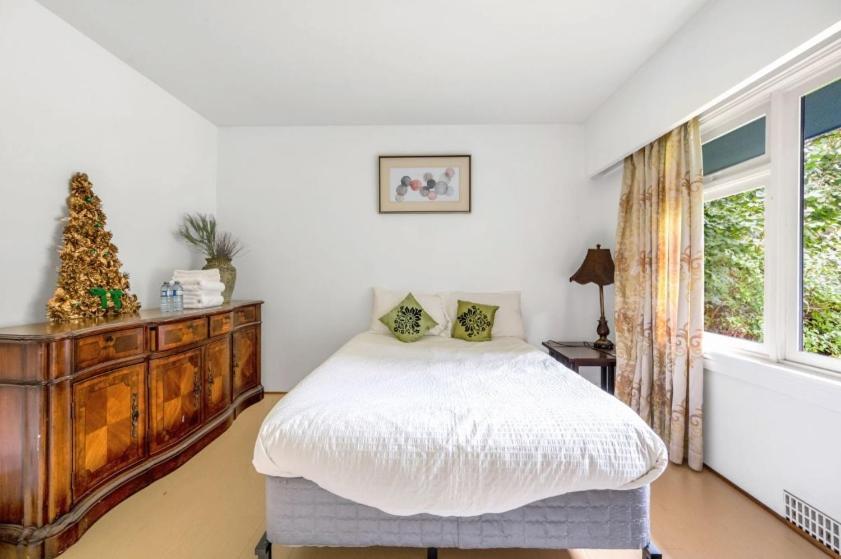 Spacious Bedroom House In With Modern Amenities *